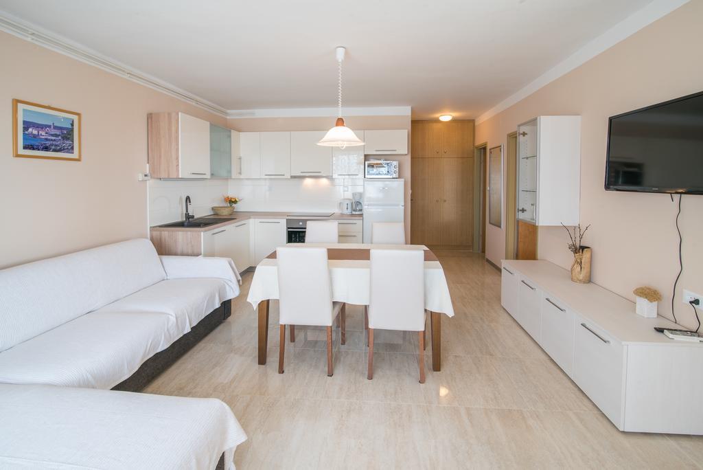 Apartments Villa Ana Krk Town Luaran gambar