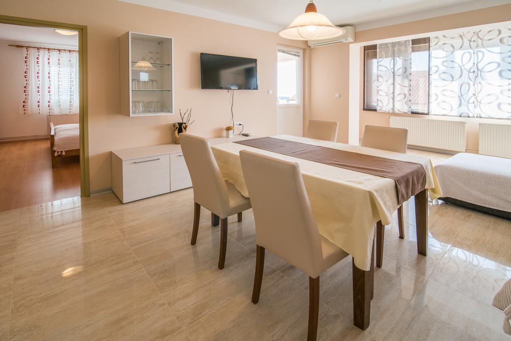 Apartments Villa Ana Krk Town Luaran gambar